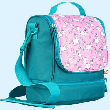 Detailansicht der geöffneten, multifunktionalen Umhängetasche für Kinder im rosa Einhorn-Design. Die Tasche zeigt ihre durchdachte Aufteilung: Ein spezielles, gepolstertes Fach hält die Toniebox sicher fest. Daneben ist eine farblich passende Lunchbox verstaut. Der geräumige Innenraum bietet Platz für weiteres Zubehör wie Tonie-Figuren, einen kleinen Notizblock oder eine Trinkflasche. Die Darstellung unterstreicht die ordentliche Organisation des Audio-Equipments und der Verpflegung für unterwegs, umhüllt v