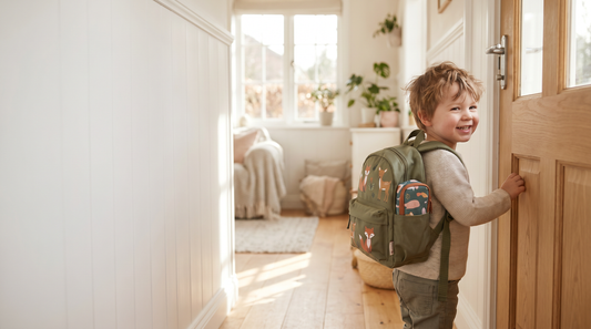 Kind mit Kindergartenrucksack mit Waldtier-Design und Lunchbox-Fach