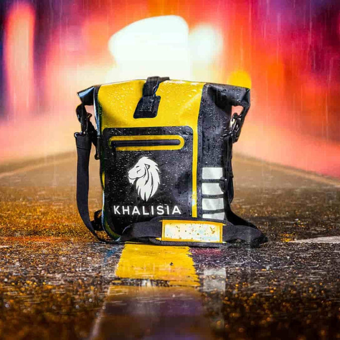 Wasserdichte Gep&auml;cktr&auml;gertasche im Regen am Fahrrad