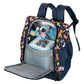 Seitenansicht des prall gefüllten, blauen Kinderrucksacks mit dem Fuchs-Motiv. Die elastische Netztasche an der Seite ist mit einer Trinkflasche und mehreren Tonie-Figuren bestückt. Das stabile, ergonomische Design wird durch die dicke Polsterung der Schultergurte und die gefüllten Fächer sichtbar, was die Kapazität für einen Tag voller Entdeckungen unterstreicht.
