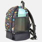 Die Seitenansicht des grauen Dinosaurier-Rucksacks zeigt die tiefe, elastische Netztasche, in der eine Trinkflasche stabil und griffbereit verstaut ist. Das Profil der Tasche verdeutlicht die schmale, kindgerechte Passform und die hochwertige Verarbeitung des robusten Canvas-Stoffs, während der seitliche Reißverschluss den schnellen Zugriff auf das Hauptfach ermöglicht.