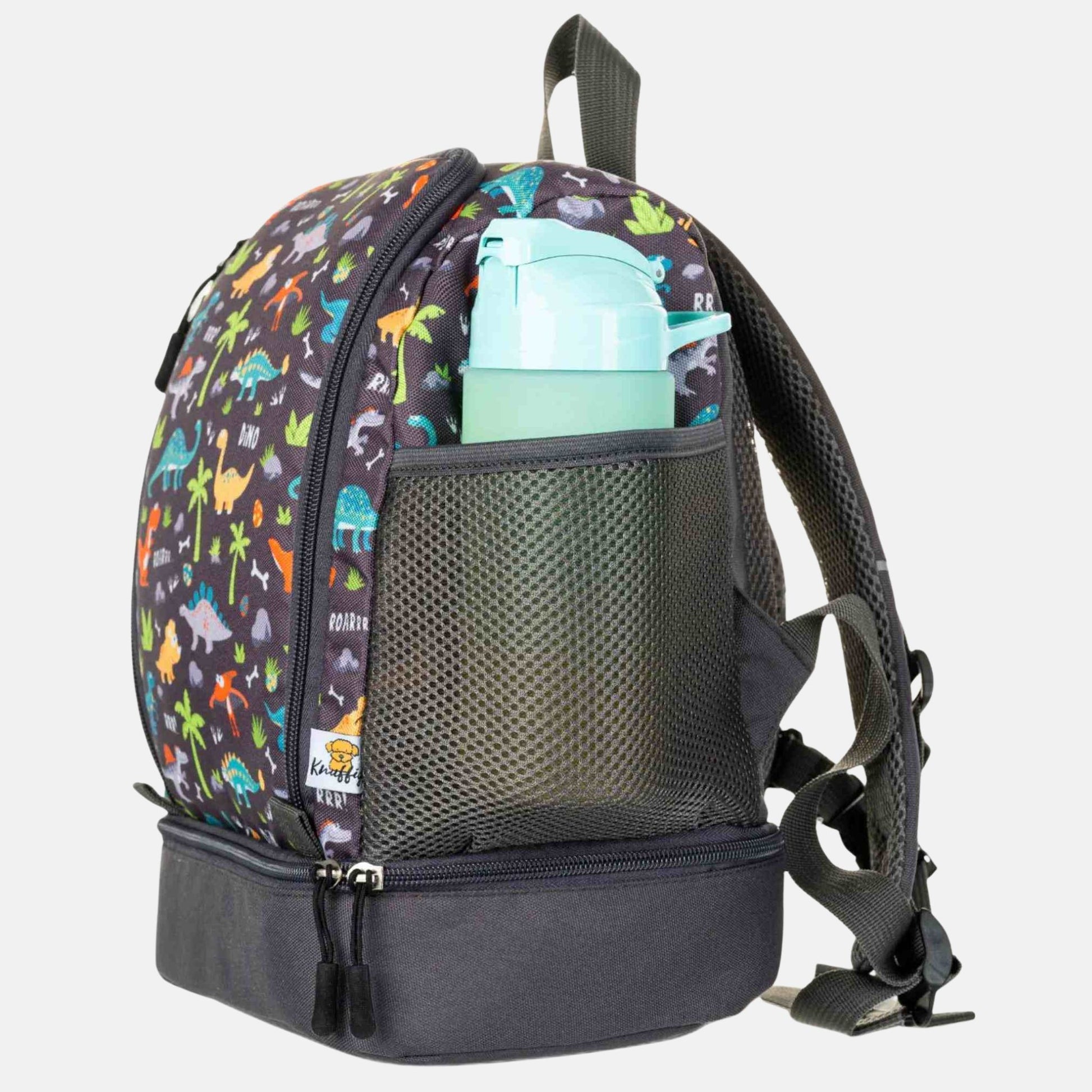 Die Seitenansicht des grauen Dinosaurier-Rucksacks zeigt die tiefe, elastische Netztasche, in der eine Trinkflasche stabil und griffbereit verstaut ist. Das Profil der Tasche verdeutlicht die schmale, kindgerechte Passform und die hochwertige Verarbeitung des robusten Canvas-Stoffs, während der seitliche Reißverschluss den schnellen Zugriff auf das Hauptfach ermöglicht.