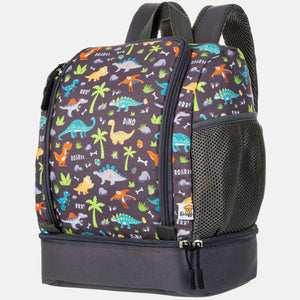 Frontalansicht eines modernen, grauen Kinderrucksacks mit einem freundlichen Dinosaurier-Motiv. Der Rucksack zeigt einen großen, dunkelgrauen T-Rex auf einem hellgrauen Hintergrund, ergänzt durch stilisierte Vulkane und kleine Knochen-Muster. Die robusten Reißverschlüsse und die verstärkten Nähte unterstreichen das langlebige Design für den täglichen Einsatz im Kindergarten.