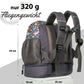 Eine informative Darstellung des grauen Dinosaurier-Rucksacks, die das geringe Eigengewicht und die Maße betont. Der Rucksack wird neben einem Maßstab oder Vergleichsobjekt gezeigt, um die kindgerechte Größe zu verdeutlichen. Ein eingeblendetes Symbol (wie eine Feder) visualisiert das „Fliegengewicht“, während die kompakte Form und die ergonomisch geformten Polster zeigen, dass der Rucksack den Rücken kleiner Kinder optimal entlastet.