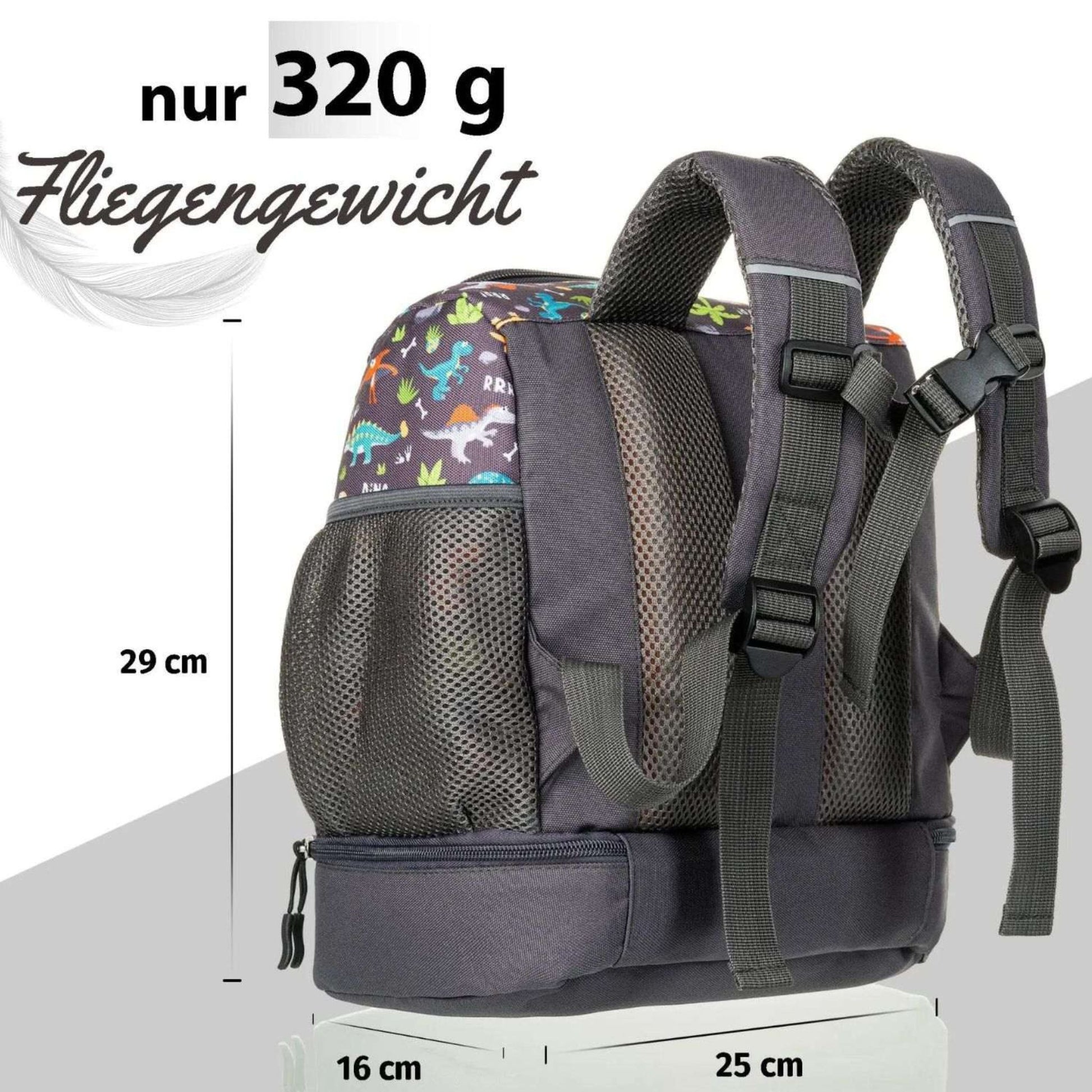 Eine informative Darstellung des grauen Dinosaurier-Rucksacks, die das geringe Eigengewicht und die Maße betont. Der Rucksack wird neben einem Maßstab oder Vergleichsobjekt gezeigt, um die kindgerechte Größe zu verdeutlichen. Ein eingeblendetes Symbol (wie eine Feder) visualisiert das „Fliegengewicht“, während die kompakte Form und die ergonomisch geformten Polster zeigen, dass der Rucksack den Rücken kleiner Kinder optimal entlastet.