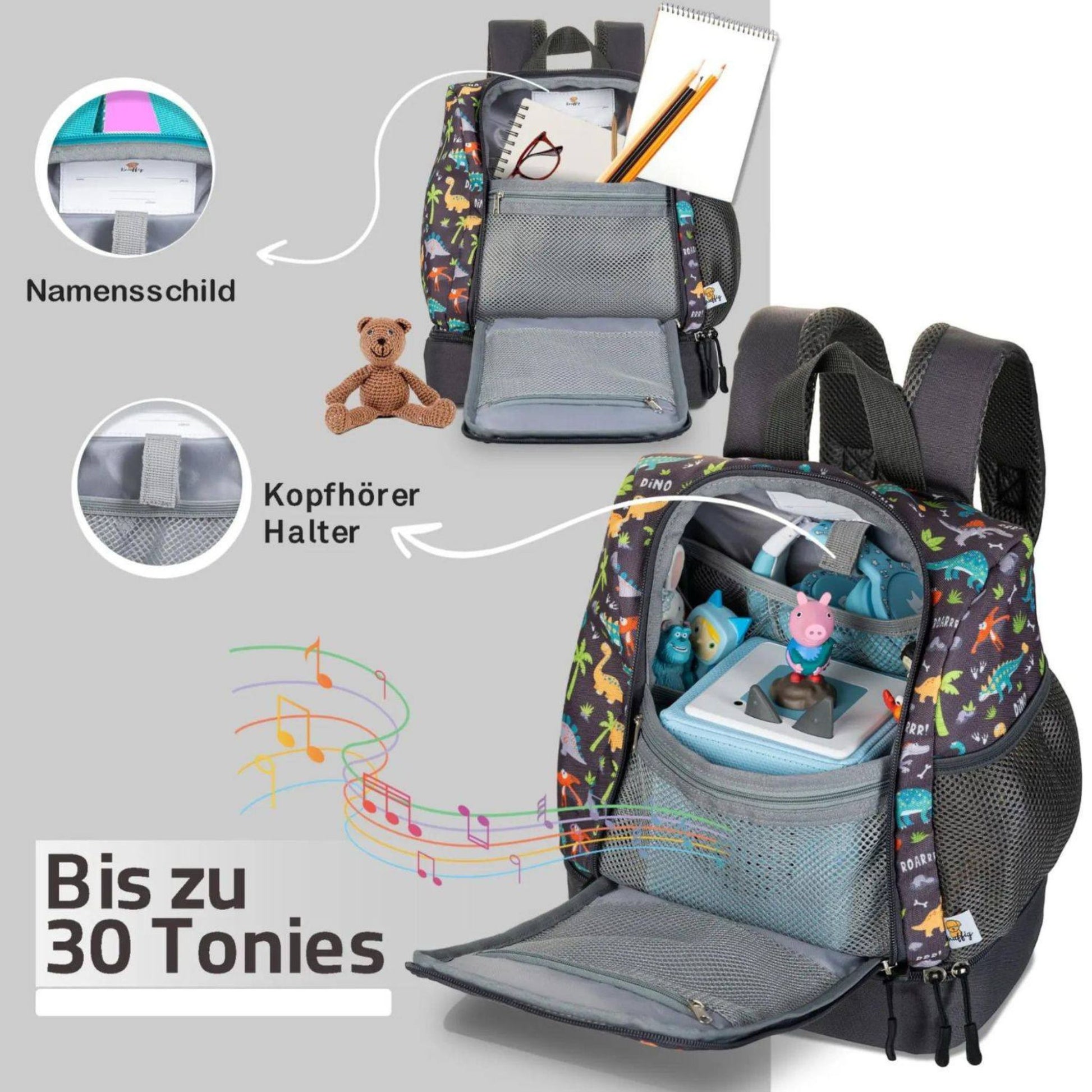 Innenansicht des weit geöffneten grauen Dinosaurier-Rucksacks, der die maximale Kapazität zeigt: Im Hauptfach ist eine Toniebox sicher verstaut, daneben liegt ein Paar zusammengeklappte Kinderkopfhörer. Zusätzlich bietet der Rucksack Platz für einen DIN-A5 Notizblock und ein Etui. In den integrierten Organisationsfächern sind Stifte ordentlich einsortiert, was die ideale Aufteilung für Hörspiel-Spaß und erste Schulabenteuer verdeutlicht.