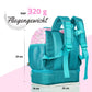 Eine illustrative Darstellung des rosa Einhorn-Rucksacks, die das Konzept des „Fliegengewichts“ visualisiert. Der Rucksack scheint leicht über einer Oberfläche zu schweben, umgeben von stilisierten, schwebenden Federn und kleinen Wolken, die seine extreme Leichtigkeit unterstreichen. Diese Ansicht betont, wie unbeschwert und ergonomisch der Rucksack für kleine Kinderrücken zu tragen ist.