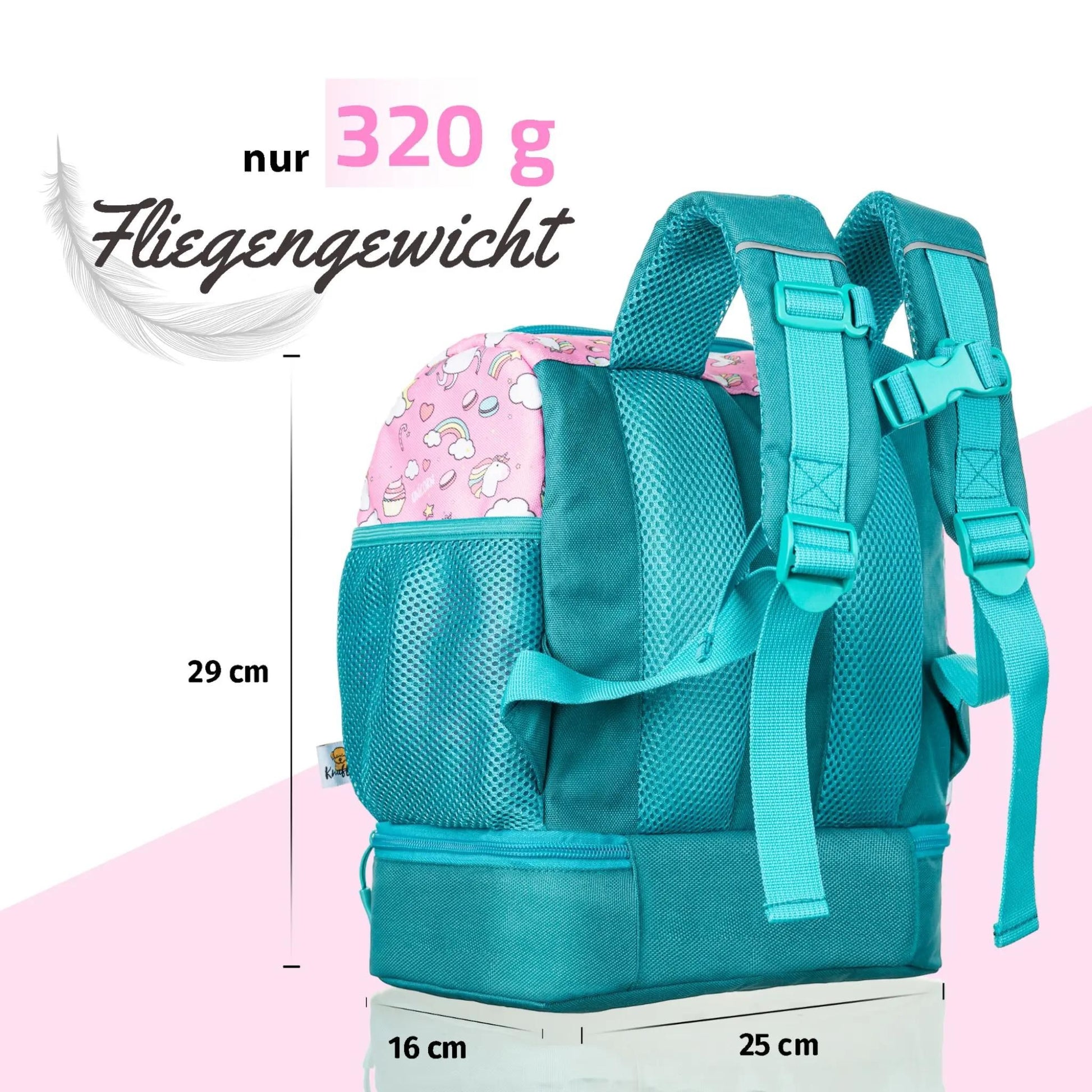 Eine illustrative Darstellung des rosa Einhorn-Rucksacks, die das Konzept des „Fliegengewichts“ visualisiert. Der Rucksack scheint leicht über einer Oberfläche zu schweben, umgeben von stilisierten, schwebenden Federn und kleinen Wolken, die seine extreme Leichtigkeit unterstreichen. Diese Ansicht betont, wie unbeschwert und ergonomisch der Rucksack für kleine Kinderrücken zu tragen ist.