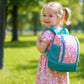 Rückansicht eines kleinen Mädchens, das den rosa Einhorn-Kinderrucksack fröhlich auf dem Rücken trägt. Der Rucksack mit dem niedlichen Einhorn-Motiv und dem glitzernden Horn sitzt dank der ergonomisch gepolsterten Schultergurte und des geschlossenen Brustgurts perfekt und sicher. Das Mädchen ist bereit für den Kindergarten oder den nächsten Ausflug, während der Rucksack ihre magische Welt begleitet.