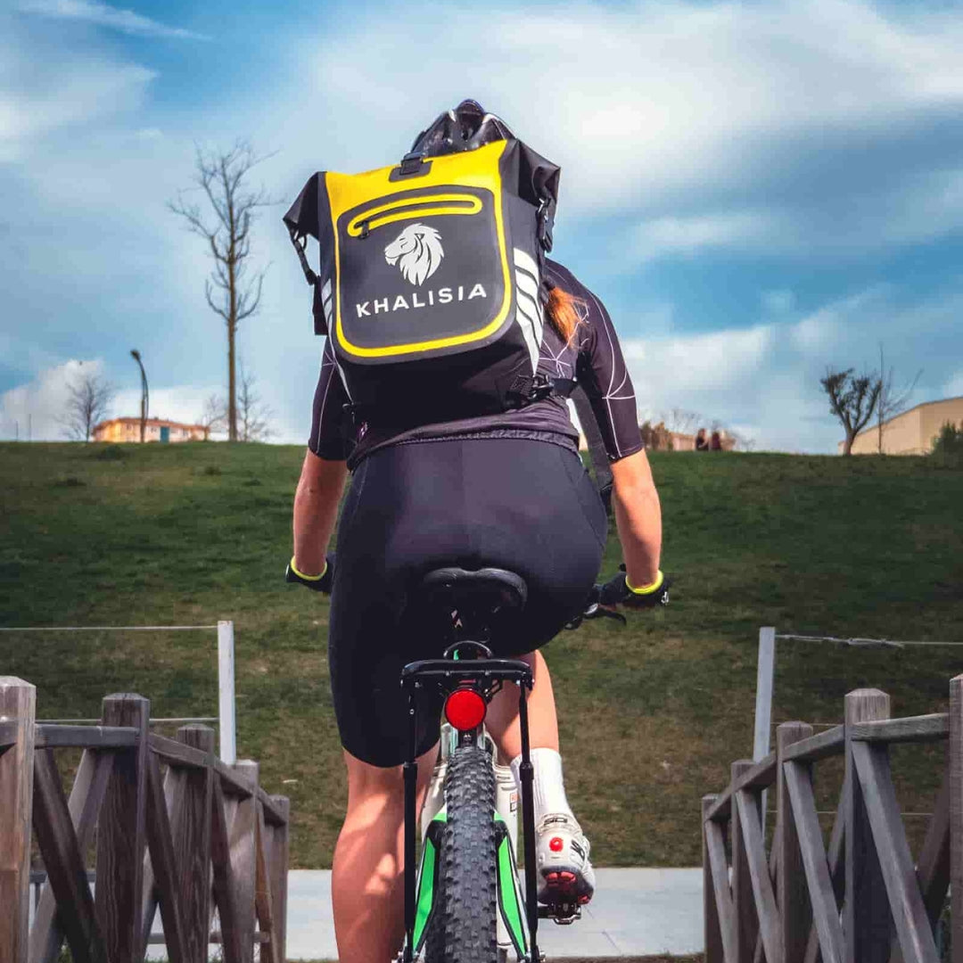 Gelbe Fahrradtasche mit sicherer Befestigung am Gepäckträger