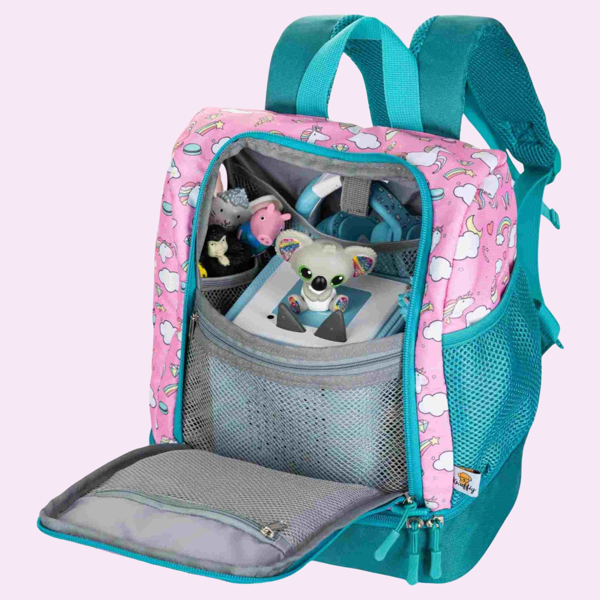 Die Seitenansicht des prall gefüllten rosa Einhorn-Rucksacks verdeutlicht dessen beeindruckendes Fassungsvermögen. Das Profil zeigt die Tiefe der Tasche, die auch im vollbepackten Zustand (z.B. mit Toniebox und Lunchbox) ihre stabile Form behält. Das glitzernde Horn und die seitliche, elastische Netztasche, in der eine Trinkflasche steckt, sind deutlich zu erkennen. Die Darstellung betont, wie viel Stauraum das kompakte Design für den Kindergartenalltag bietet.