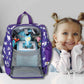 Ein aufgewecktes kleines Mädchen sitzt aufgeregt an einem hellen Holztisch und strahlt über das ganze Gesicht. Sie zeigt stolz ihren neuen, bunten Einhorn-Kinderrucksack, den sie mit beiden Händen auf der Tischplatte platziert hat. Der Rucksack zeigt das magische Einhorn-Motiv von vorne. Die Szene fängt die pure Vorfreude und Begeisterung des Kindes auf den Kindergarten oder den nächsten Ausflug ein, während der Rucksack im Mittelpunkt der Aufmerksamkeit steht.