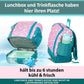 Detailaufnahme des rosa Einhorn-Rucksacks, die das Verstauen von Verpflegung zeigt. Eine farbenfrohe Lunchbox ist passgenau im Hauptfach untergebracht, während eine Trinkflasche sicher in der seitlichen, elastischen Netztasche steckt. Das Bild betont die Funktionalität für den Kindergartenalltag und zeigt, wie einfach Kinder selbstständig auf ihr Essen und Trinken zugreifen können.