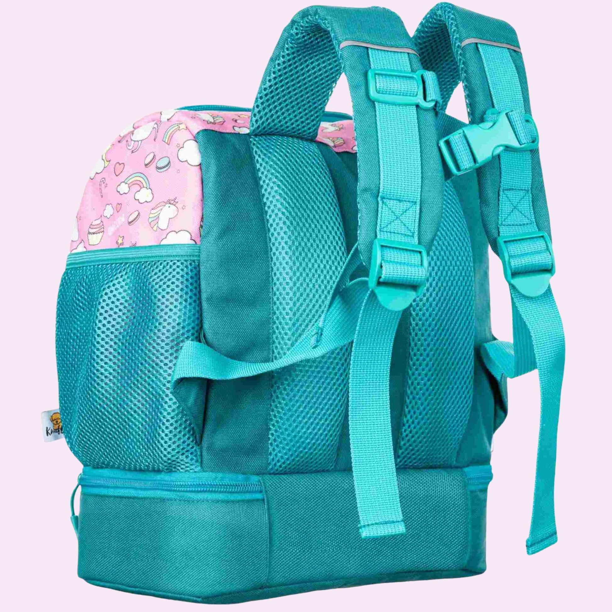 Detailansicht der Rückseite des rosa Einhorn-Rucksacks. Zu sehen ist das ergonomisch geformte Rückenteil mit einer dicken, atmungsaktiven Mesh-Polsterung, die Druckstellen verhindert. Die breiten, S-förmigen Schultergurte sind ebenfalls weich gepolstert und verfügen über einen verstellbaren Brustgurt mit Klickverschluss, um ein Rutschen von den schmalen Schultern der Kleinkinder zu verhindern. Die Polsterung ist so strukturiert, dass eine gute Luftzirkulation am Rücken gewährleistet ist.
