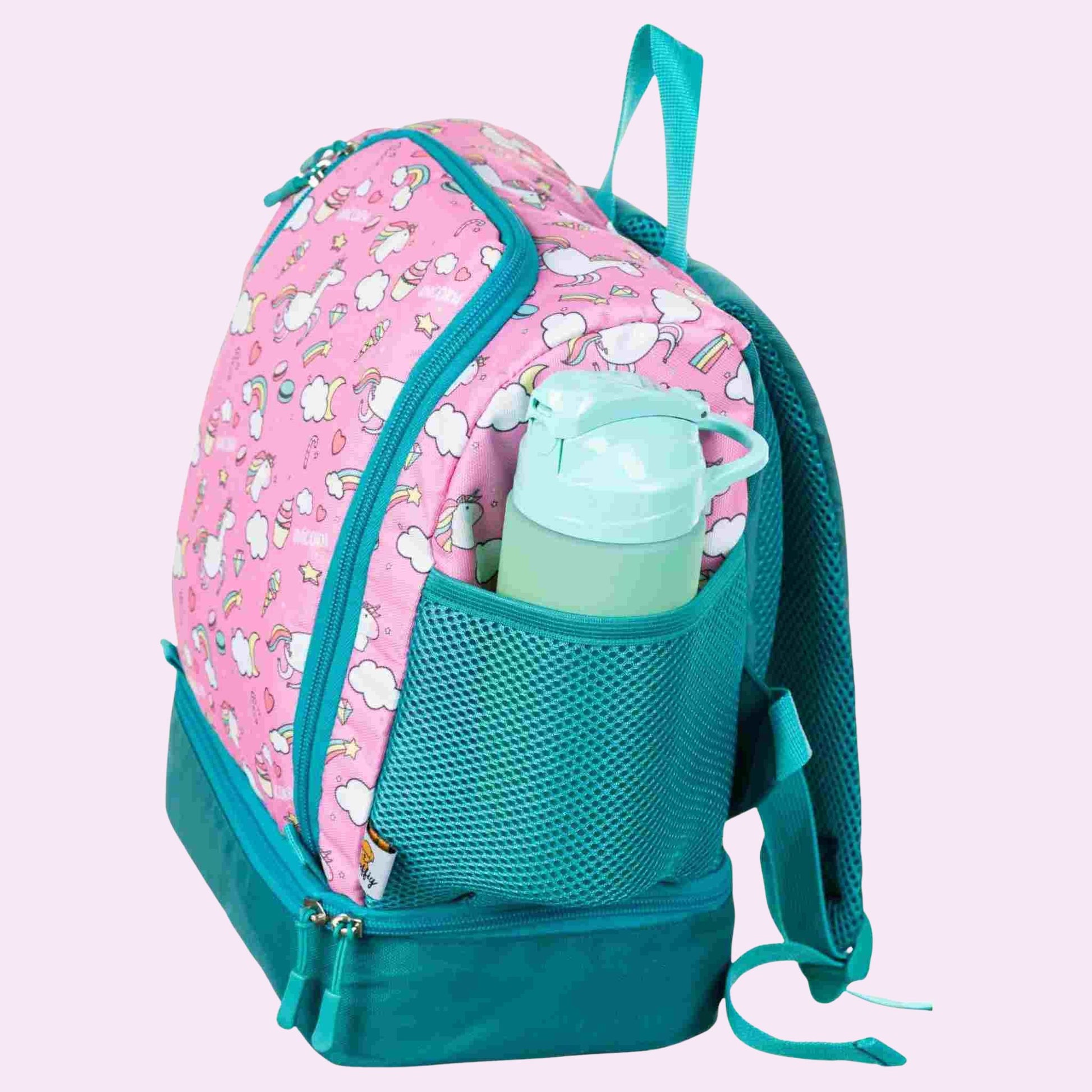 Die Seitenansicht des rosa Einhorn-Rucksacks zeigt das elastische Netzfach, in dem eine Trinkflasche sicher verstaut ist. Das Profil der Tasche hebt das glitzernde Horn auf der Vorderseite und die farblich abgesetzte Mähne hervor. Man sieht deutlich den stabilen Stand der Tasche und die hochwertige Verarbeitung des Canvas-Stoffs sowie den leichtgängigen Reißverschluss für kleine Kinderhände.
