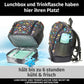 Detailansicht des grauen Dinosaurier-Rucksacks, die die praktischen Verstaumöglichkeiten zeigt. In der seitlichen elastischen Netztasche steckt eine farblich passende Trinkflasche. Das vordere Fach ist geöffnet und präsentiert eine darin verstaute Lunchbox. Das Bild verdeutlicht, wie kompakt und sicher Proviant und Getränke für den Kindergarten-Ausflug verstaut werden können.