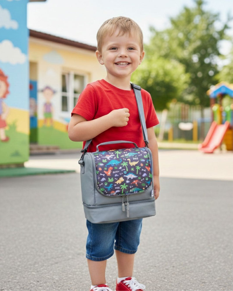 Schultertasche für Kinder im Kindergartenalltag beim Tragen von Snacks und Spielzeug
