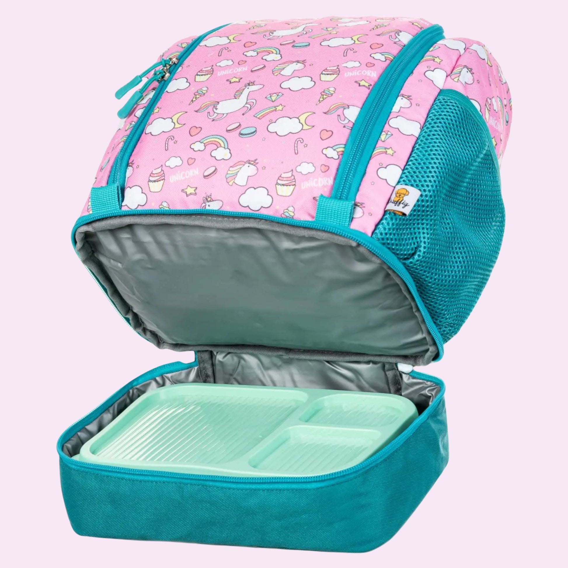 Detailansicht des geöffneten Vorderfachs eines Kinderrucksacks, in dem eine farbenfrohe Lunchbox passgenau verstaut ist. Das Fach ist so konzipiert, dass die Brotdose flach und sicher liegt, getrennt von Büchern oder Spielzeug im Hauptfach. Die Darstellung unterstreicht die ordentliche Aufteilung und den schnellen Zugriff auf die Pausenmahlzeit im Kindergarten oder in der Schule.