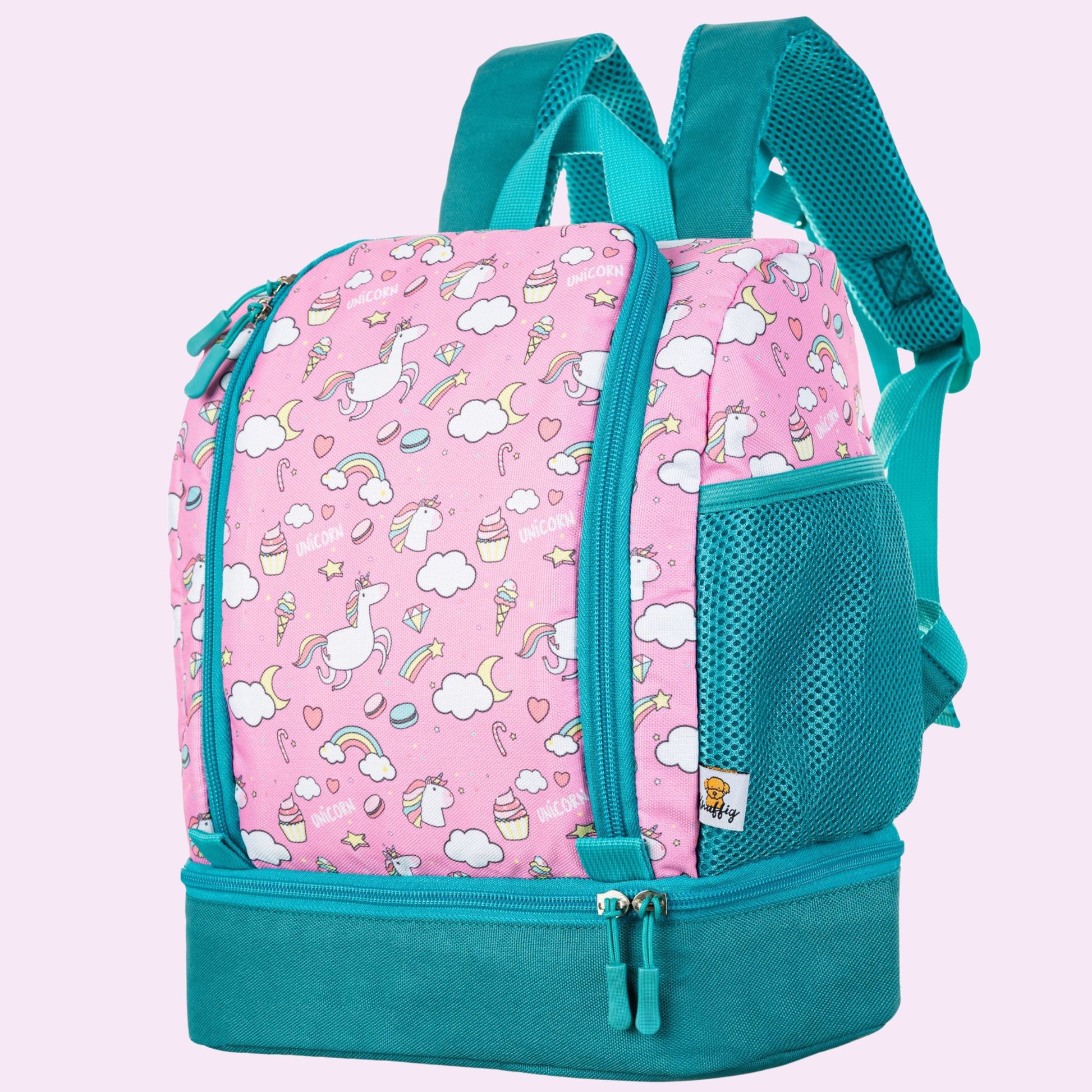 Frontalansicht eines bezaubernden Kinderrucksacks im Einhorn-Design. Die Vorderseite zeigt ein niedliches Einhorn-Gesicht mit großen, freundlichen Augen, einem glitzernden Horn und einer farbenfrohen Mähne auf einem Hintergrund mit Sternen- und Regenbogen-Motiven. Der Rucksack verfügt über ein geräumiges Frontfach mit einem leichtgängigen Reißverschluss und ist in kindgerechten, harmonischen Farben gestaltet.
