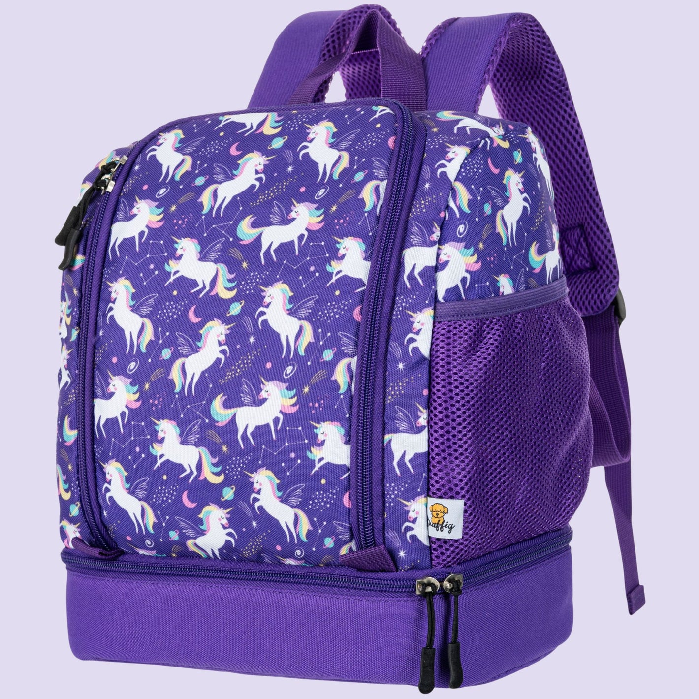Frontalansicht des lila Einhorn-Kinderrucksacks für Mädchen und Jungen. Die Vorderseite besticht durch ein kräftiges Violett, ein zentrales Einhorn-Motiv mit glitzerndem Horn und liebevollen Sternen-Elementen. Gut sichtbar sind das geräumige Reißverschluss-Frontfach für Kleinigkeiten sowie die robusten, kindgerechten Tragegriffe an der Oberseite. Das Design kombiniert magische Optik mit praktischer Funktionalität für den Kindergarten.