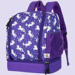 Frontalansicht des lila Einhorn-Kinderrucksacks für Mädchen und Jungen. Die Vorderseite besticht durch ein kräftiges Violett, ein zentrales Einhorn-Motiv mit glitzerndem Horn und liebevollen Sternen-Elementen. Gut sichtbar sind das geräumige Reißverschluss-Frontfach für Kleinigkeiten sowie die robusten, kindgerechten Tragegriffe an der Oberseite. Das Design kombiniert magische Optik mit praktischer Funktionalität für den Kindergarten.