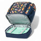 Nahaufnahme des geöffneten Hauptfachs eines blauen Kinderrucksacks. Im Inneren ist ein spezielles, silberfarbenes Isolierfach sichtbar, in dem eine farbenfrohe Lunchbox verstaut ist. Die Abbildung verdeutlicht die Thermofunktion des Rucksacks, die Mahlzeiten frisch hält.