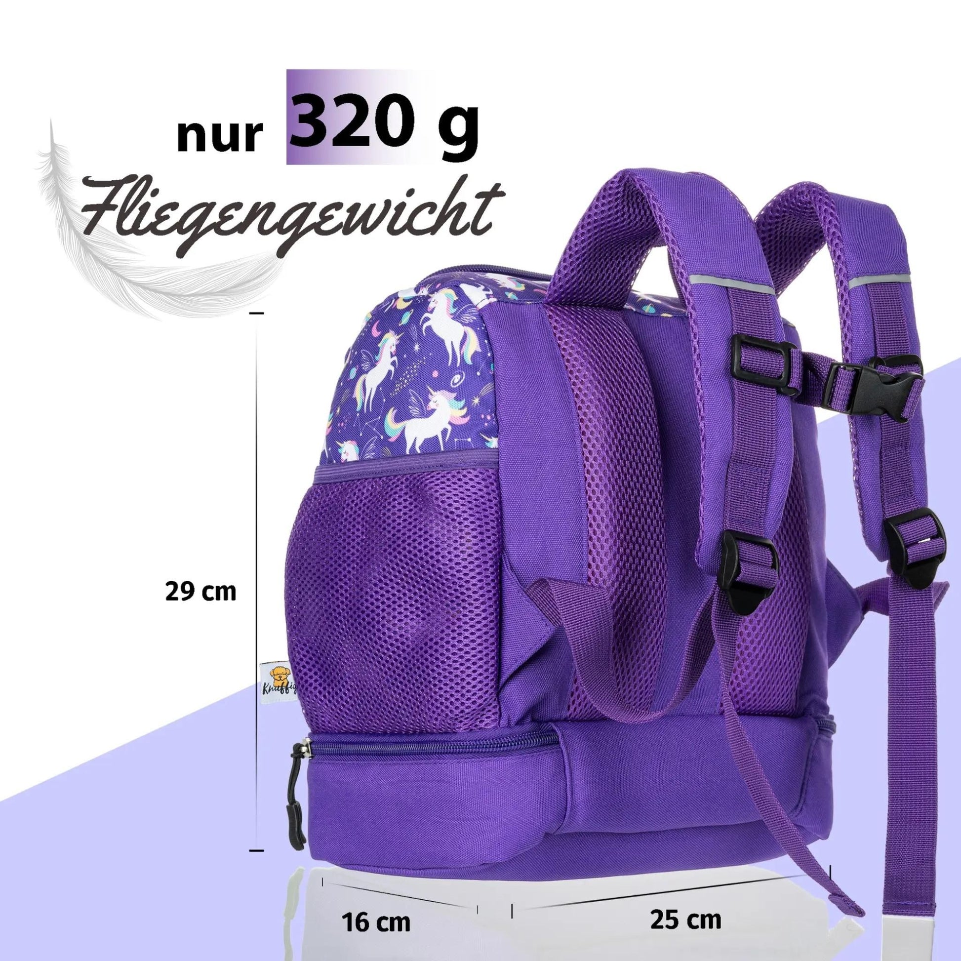 Die Rückansicht des lila Einhorn-Rucksacks zeigt die ergonomische Air-Mesh-Polsterung, die für maximale Belüftung und Tragekomfort sorgt. Durch die symbolische Darstellung mit einer schwebenden Feder wird das extrem geringe Eigengewicht („Fliegengewicht“) verdeutlicht, das den Kinderrücken entlastet. Die weich gepolsterten, lila Schultergurte und der verstellbare Brustgurt sorgen für einen perfekten Sitz, selbst bei längeren magischen Abenteuern.