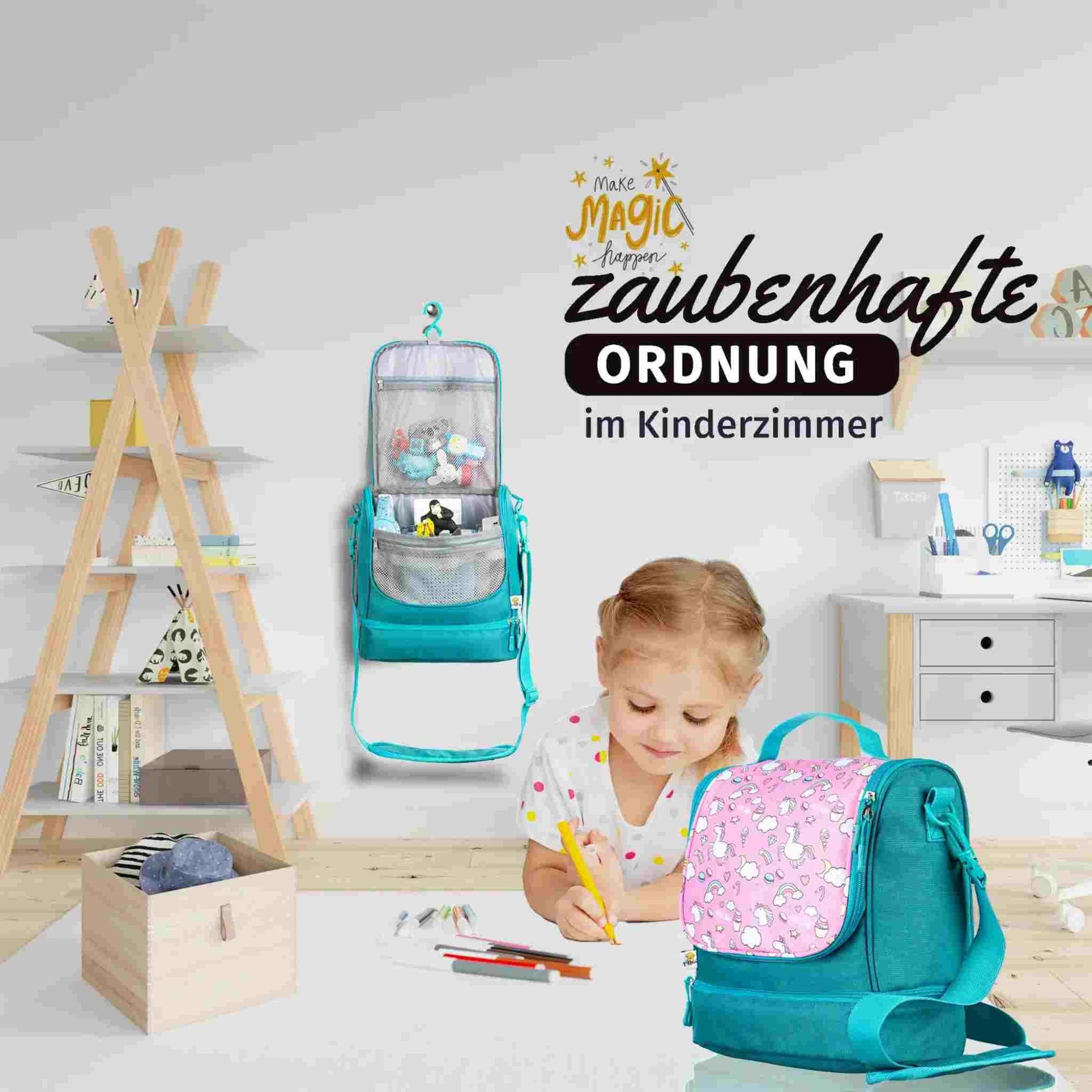 Eine verspielte Einhorn-Umhängetasche für Kinder, die dekorativ an einer hellen Wand im Kinderzimmer aufgehängt ist.
