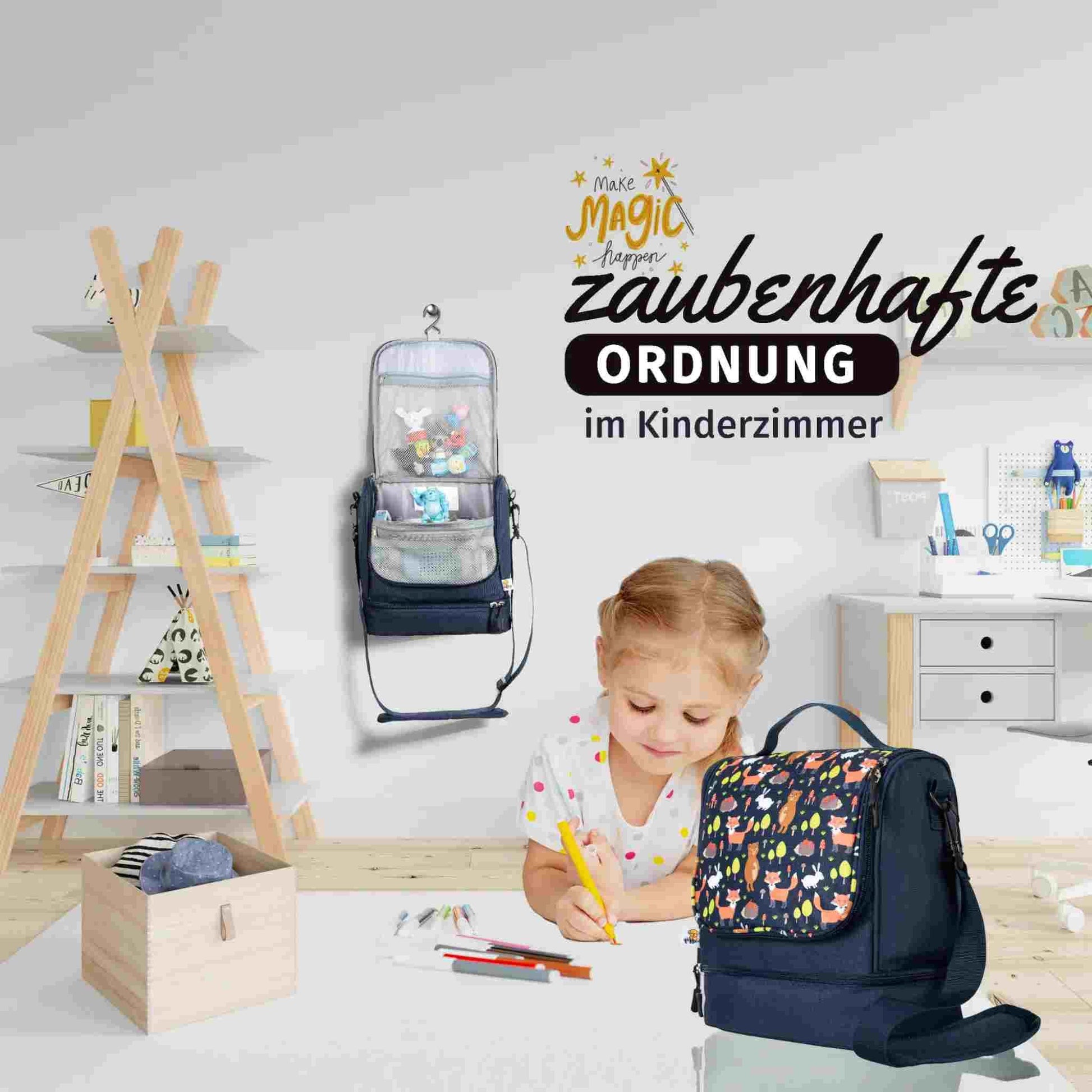 Ein Kind platziert die blaue Fuchs-Umhängetasche in einem hell eingerichteten Kinderzimmer, um die Nutzung im Alltag und als dekoratives Accessoire zu zeigen.