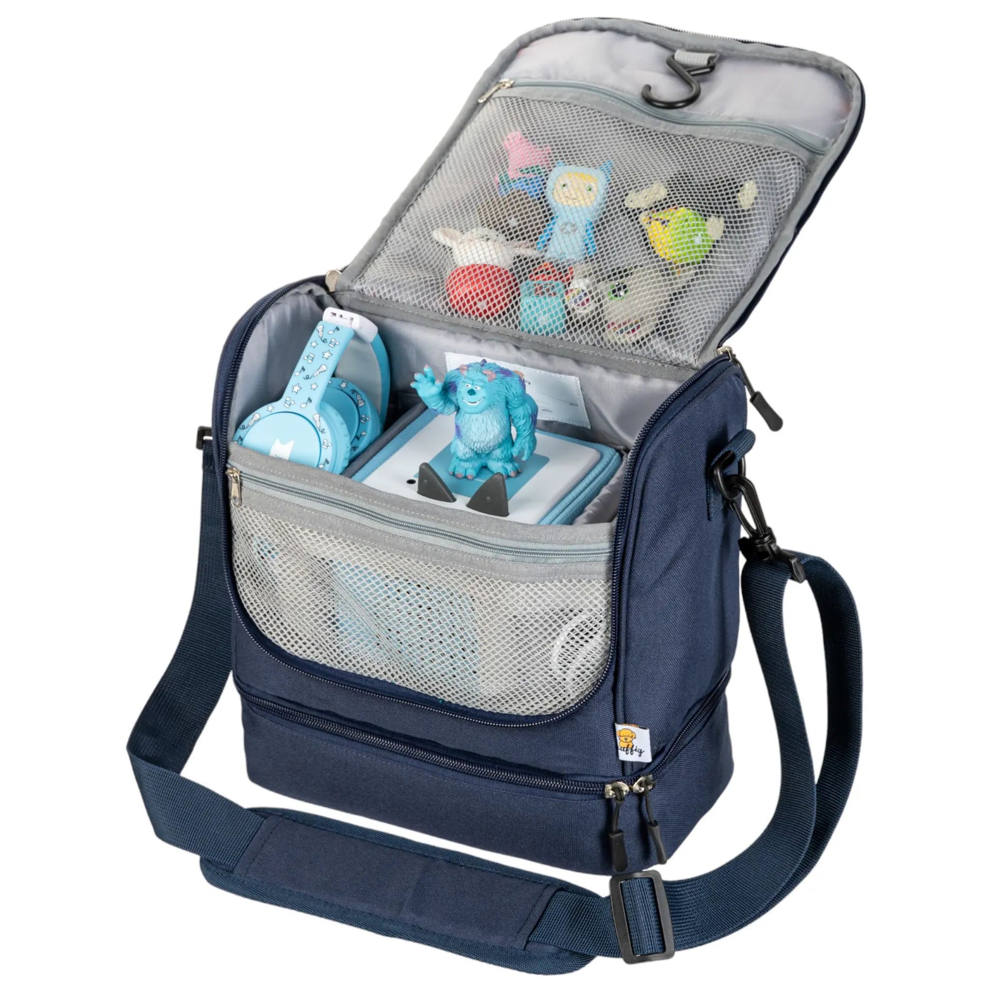 Geöffnete blaue Kinder-Umhängetasche, die an der Wand hängt; im Inneren ist ein kleiner Kleiderbügel integriert, um Kleidung oder Accessoires ordentlich zu organisieren.