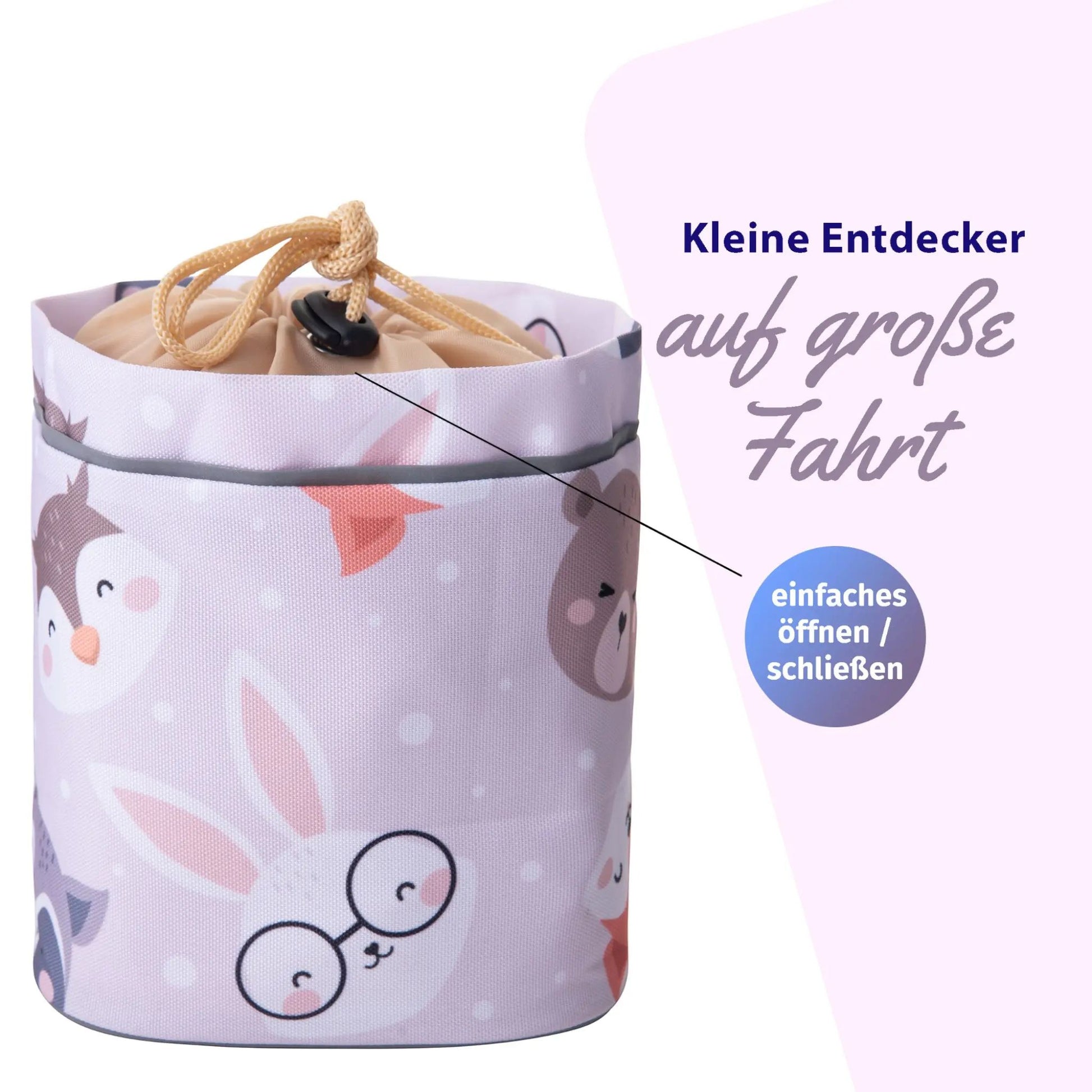 Infografik der beige Kinder-Lenkertasche mit dem Slogan „Kleine Entdecker auf große Fahrt“. Ein blauer Button hebt durch eine Linie das „einfache Öffnen / Schließen“ des Kordelzugs hervor.