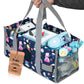 Ein kleines Mädchen trägt die rosa Prinzessinnen-Transporttasche für die Toniebox stolz am Handgriff; das kompakte Design mit märchenhaftem Motiv ist ideal für Kinderhände und den Einsatz unterwegs.