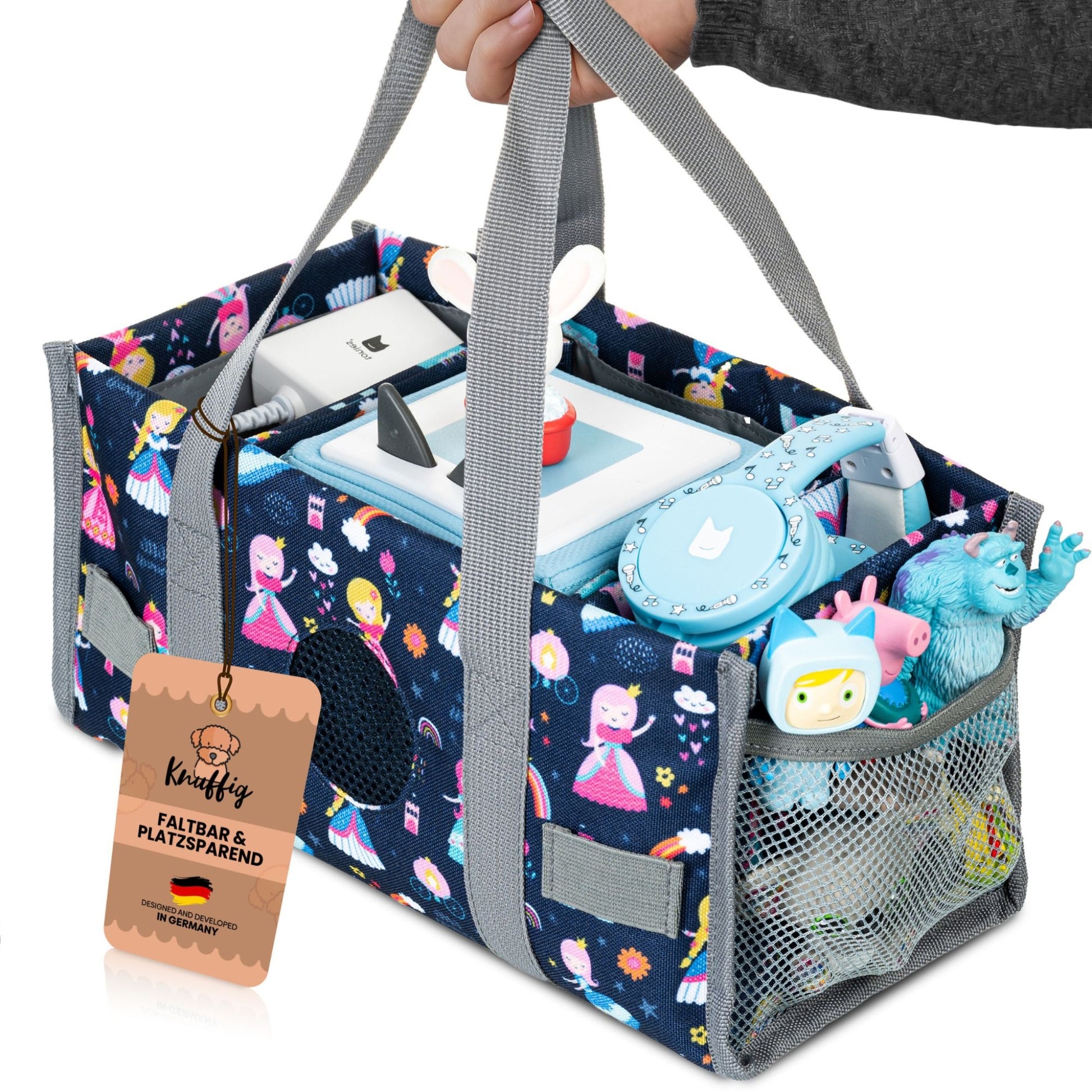 Ein kleines Mädchen trägt die rosa Prinzessinnen-Transporttasche für die Toniebox stolz am Handgriff; das kompakte Design mit märchenhaftem Motiv ist ideal für Kinderhände und den Einsatz unterwegs.
