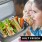 Detailansicht des isolierten Bodenfachs der Umhängetasche, das speziell dafür entwickelt wurde, Snacks wie Sandwiches und Obst unterwegs kühl und frisch zu halten.