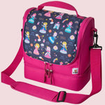 Die pinke Kinder-Umhängetasche mit einem liebevollen Prinzessin-Motiv in der Frontalansicht; ein magisches Accessoire für kleine Prinzessinnen.