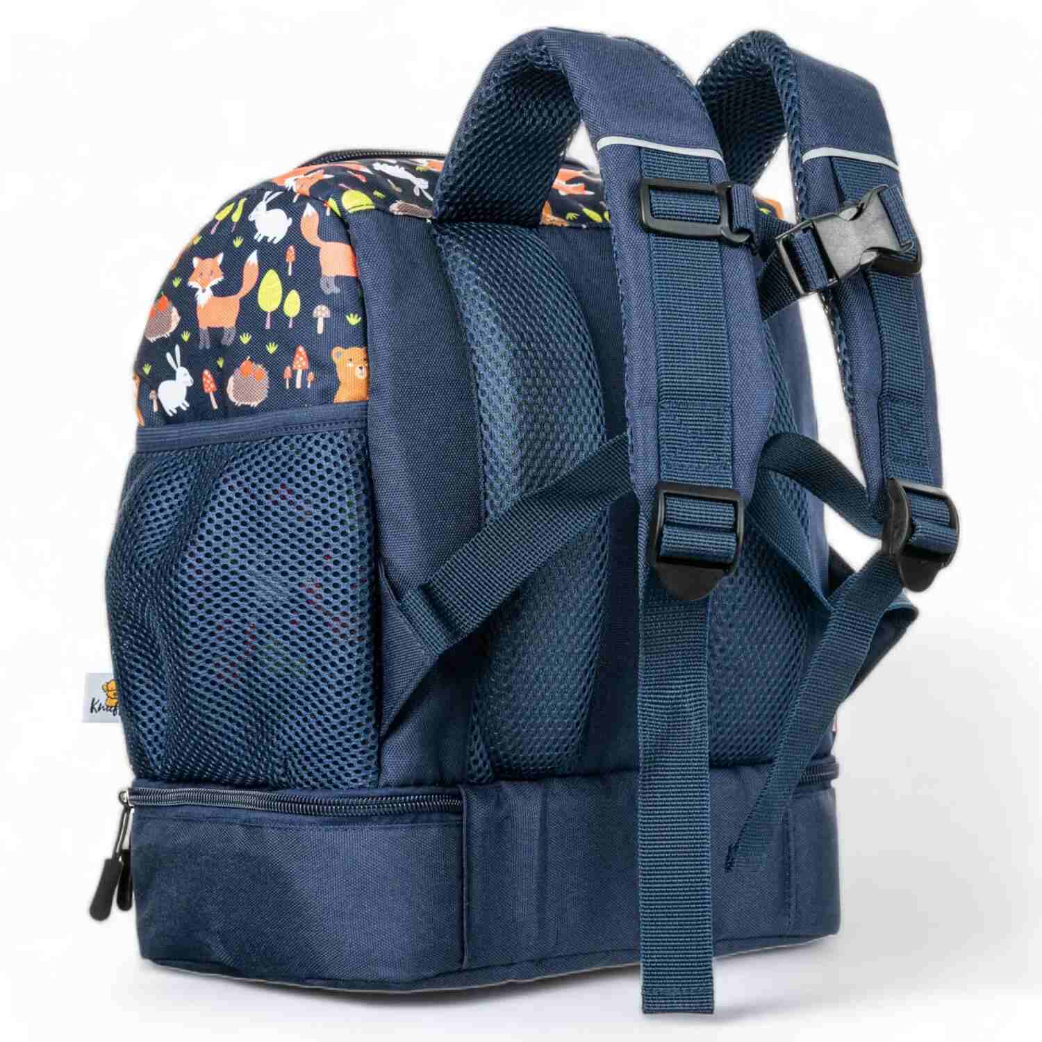 Die Rückseite des Kinderrucksacks ist ergonomisch gepolstert und sorgt für angenehmen Tragekomfort, eine kinderfreundliche Passform und bequemes Tragen im Alltag.