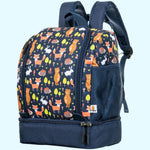 Frontansicht eines hellblauen Knuffig Kindergartenrucksacks mit Waldtier-Motiven. Im Zentrum des Designs ist ein großer, freundlicher Fuchs zu sehen, umgeben von Bäumen und anderen kleinen Waldtieren