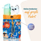Blaue Knuffig Lenkertasche mit Fahrzeugmotiv und orangefarbenem Kordelzug, befüllt mit Trinkflasche und Kuscheltier