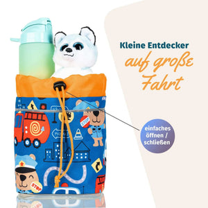Blaue Knuffig Lenkertasche mit Fahrzeugmotiv und orangefarbenem Kordelzug, befüllt mit Trinkflasche und Kuscheltier
