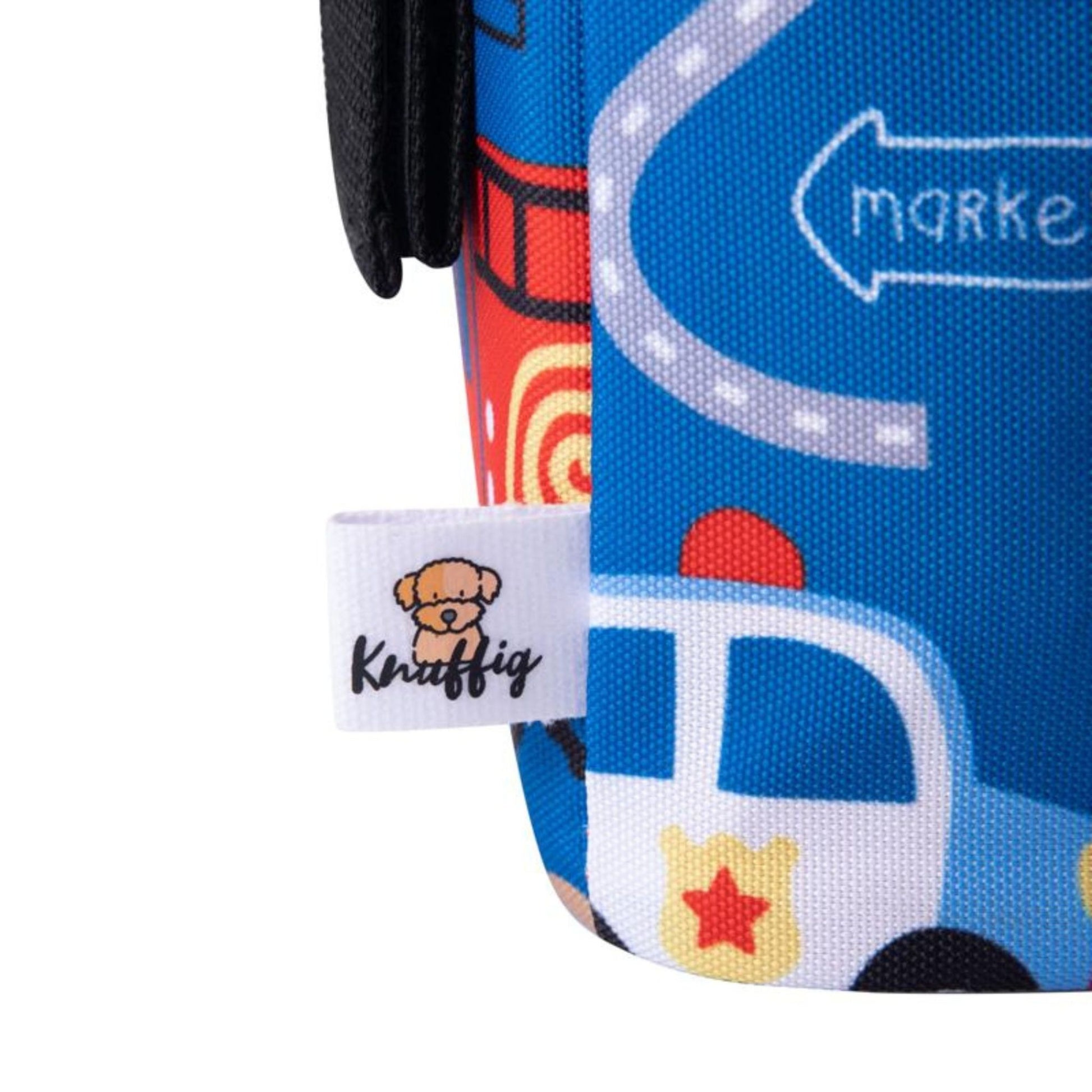 Detailansicht der blauen Knuffig Lenkertasche mit angenähtem Markenlabel und Fahrzeugmotiv