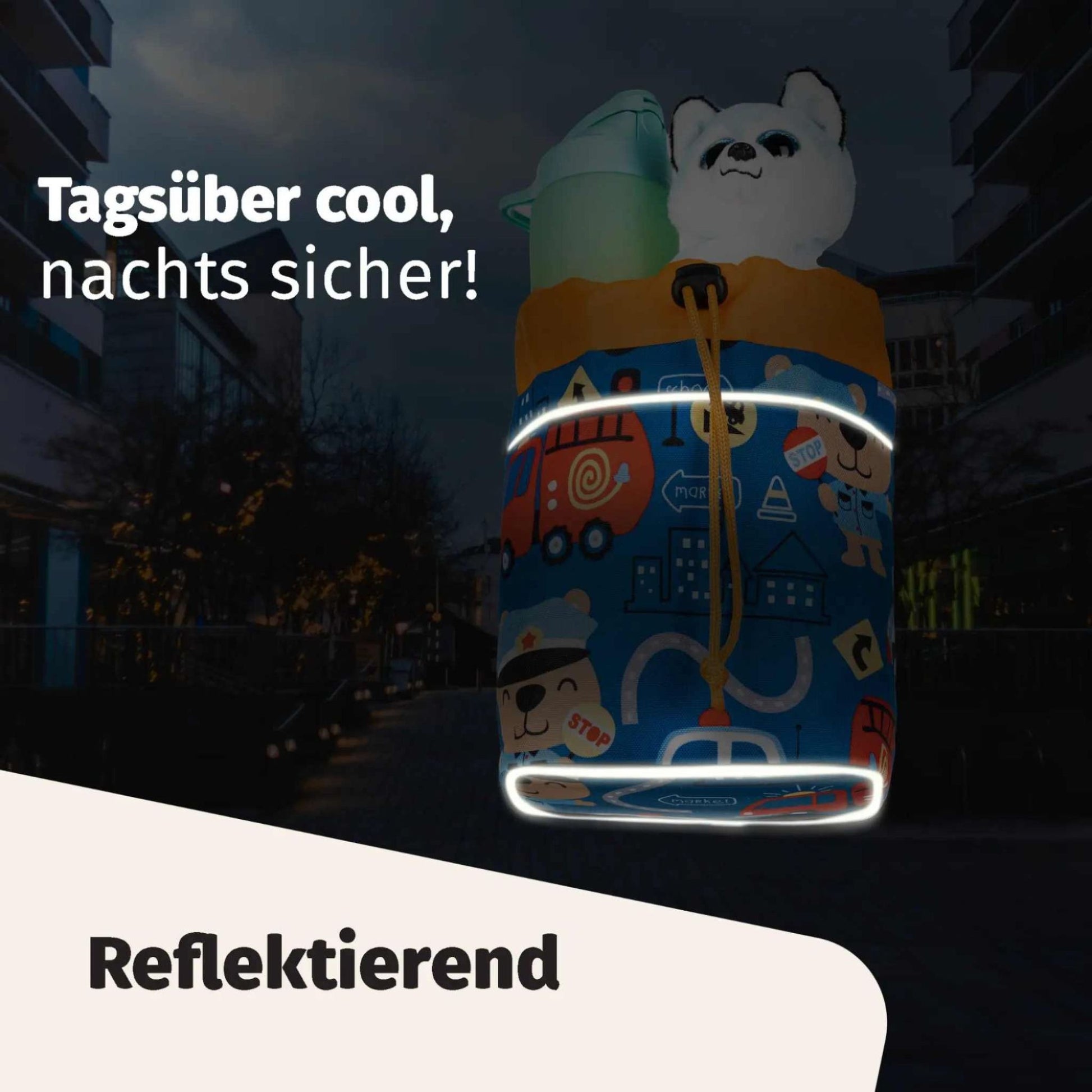 Blaue Knuffig Lenkertasche mit Fahrzeugmotiv und reflektierenden Streifen bei Dunkelheit, befüllt mit Trinkflasche und Kuscheltier
