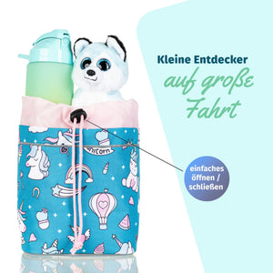 Blaue Knuffig Lenkertasche mit Einhornmotiv und rosa Kordelzug, befüllt mit Trinkflasche und Kuscheltier