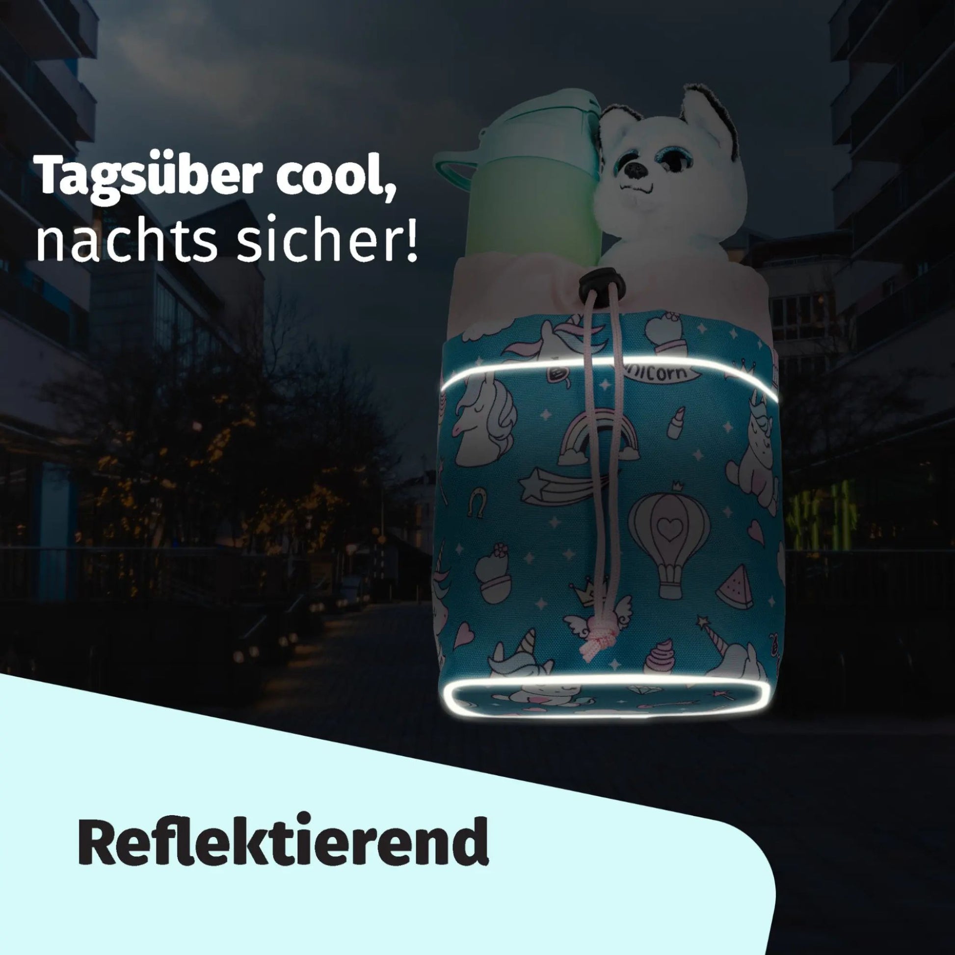 Blaue Knuffig Lenkertasche mit Einhornmotiv und reflektierenden Streifen bei Dunkelheit, befüllt mit Trinkflasche und Kuscheltier