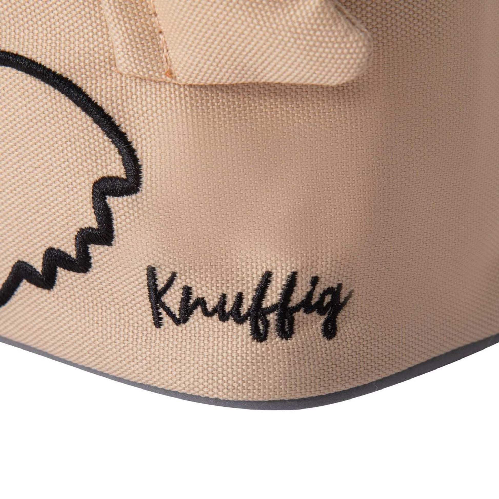 Detailaufnahme der beige Knuffig Lenkertasche mit gesticktem Logo und Hundemotiv