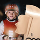 Kind mit Helm auf dem Roller bei Dunkelheit, daneben beige Knuffig Lenkertasche mit reflektierendem Streifen für bessere Sichtbarkeit