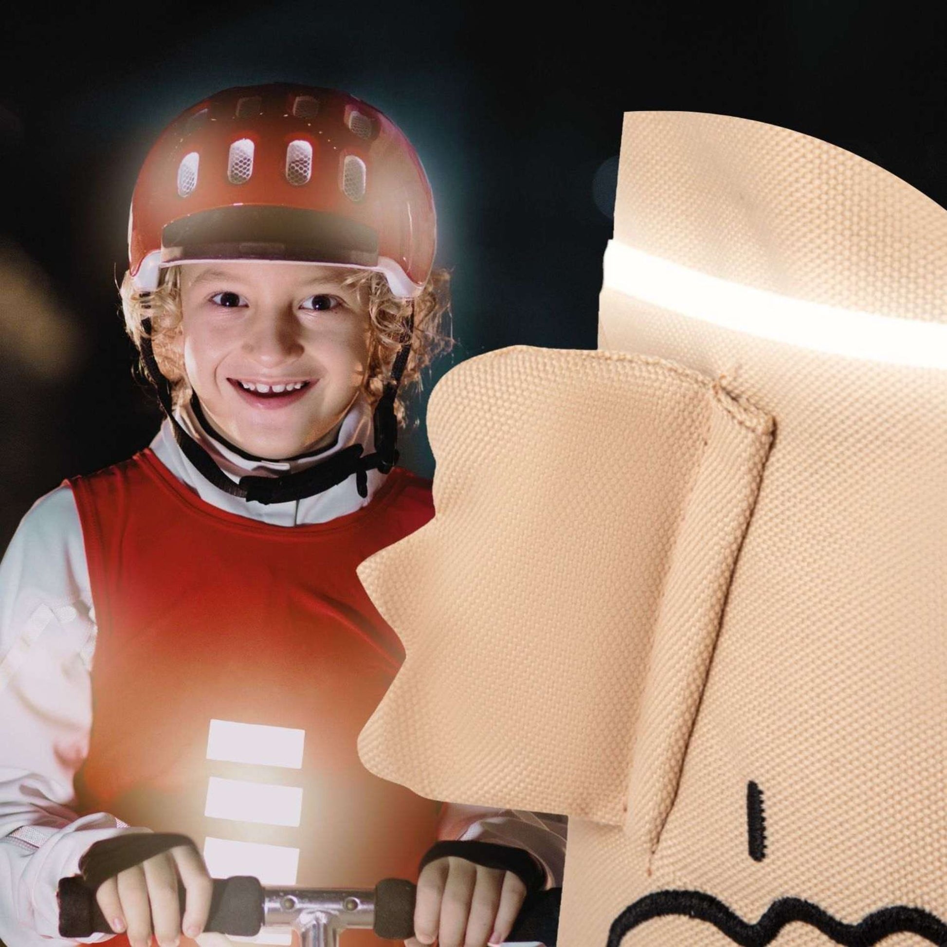 Kind mit Helm auf dem Roller bei Dunkelheit, daneben beige Knuffig Lenkertasche mit reflektierendem Streifen für bessere Sichtbarkeit