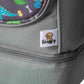 Hochwertige Nahaufnahme des Knuffig-Logos auf dem Stoff der Umhängetasche; das Markenzeichen steht für Qualität und liebevolles Design für Kinder.