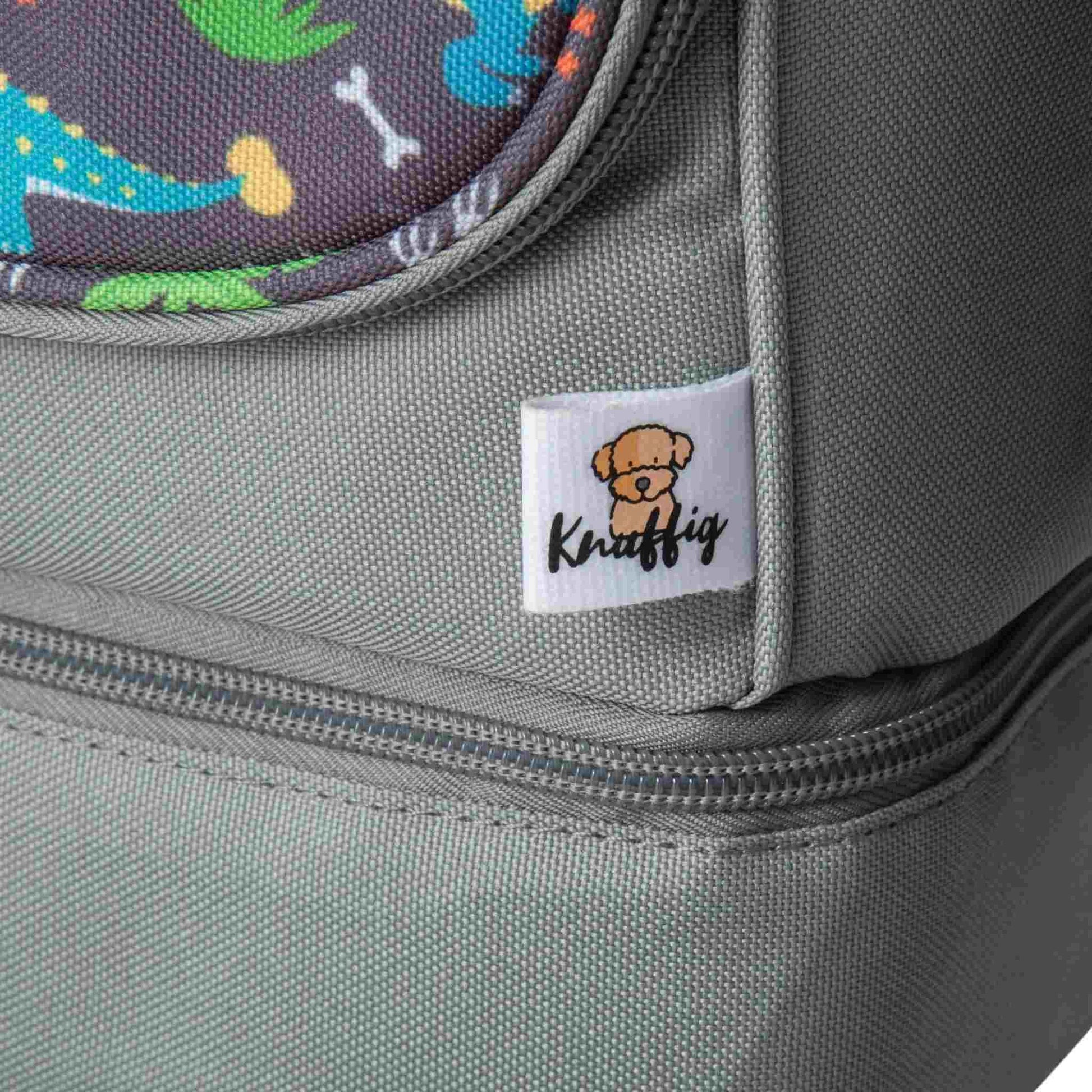 Hochwertige Nahaufnahme des Knuffig-Logos auf dem Stoff der Umhängetasche; das Markenzeichen steht für Qualität und liebevolles Design für Kinder.