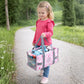 Ein kleines Mädchen trägt die rosa Einhorn-Transporttasche am praktischen Handgriff; ideal zum einfachen Mitnehmen der Toniebox und der Lieblingsfiguren auf Reisen oder zu Freunden.