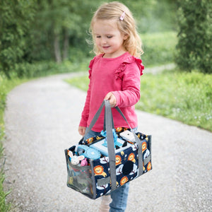 Ein Mädchen trägt die gelbe Löwen-Transporttasche am verstärkten Handgriff; die kompakte Tragetasche ist ideal auf Kinderhände zugeschnitten und ermöglicht den einfachen Transport der Toniebox.